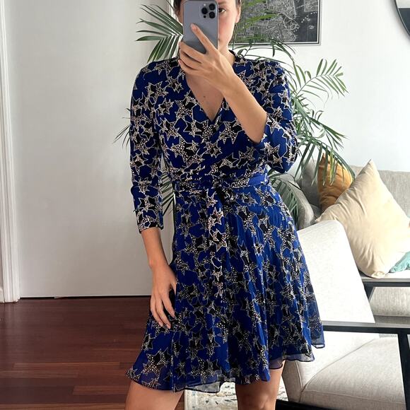 DVF Diane von Furstenberg Irina Silk Wrap Dress Blue Star Print size 8 - Picture 1 of 10